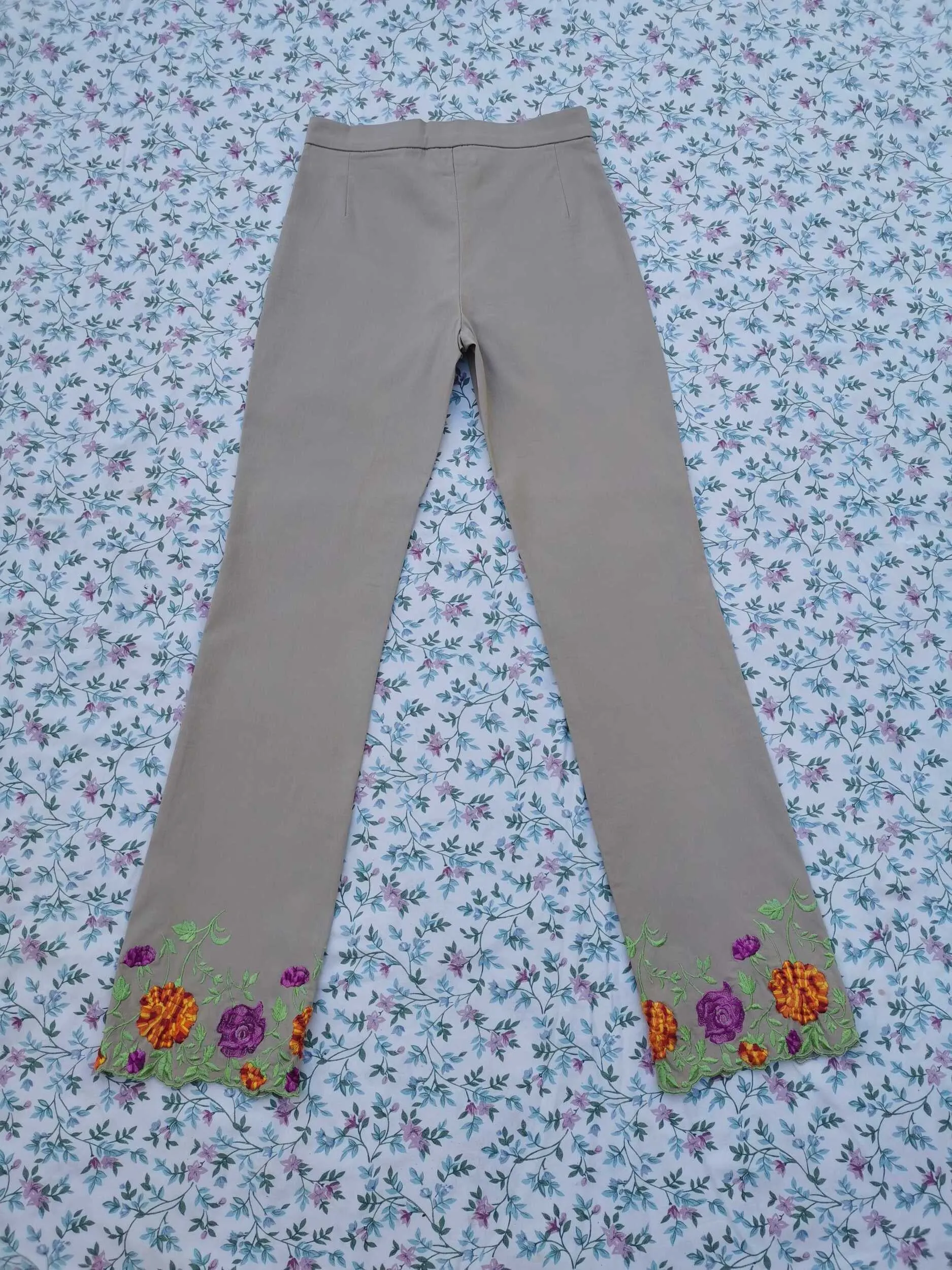 Pantalon brodé